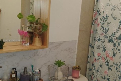 House in Miami, Florida 3 bedrooms, 132.85 sq.m. № 2022621 - photo 12