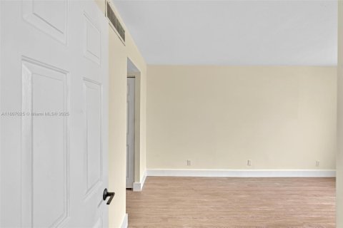 Condominio en venta en Miami Beach, Florida, 1 dormitorio, 84.54 m2 № 1938214 - foto 11