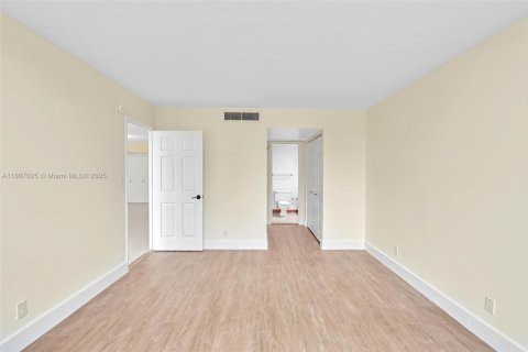 Condominio en venta en Miami Beach, Florida, 1 dormitorio, 84.54 m2 № 1938214 - foto 13