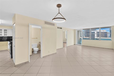 Condominio en venta en Miami Beach, Florida, 1 dormitorio, 84.54 m2 № 1938214 - foto 4