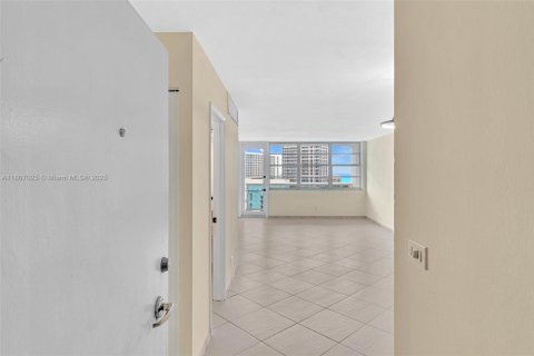 Condominio en venta en Miami Beach, Florida, 1 dormitorio, 84.54 m2 № 1938214 - foto 2