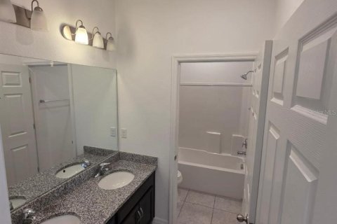 House in Poinciana, Florida 4 bedrooms, 166.57 sq.m. № 2394153 - photo 15