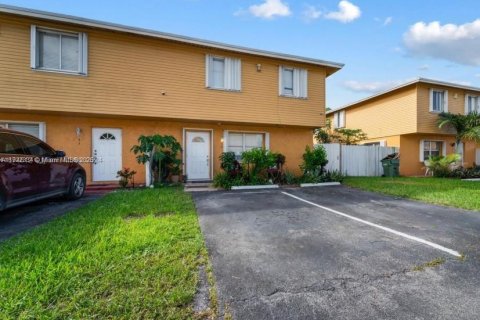 Снять в аренду таунхаус в Хомстед, Флорида 3 спальни, 108.42м2, № 1976277 - фото 2