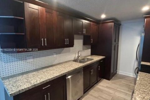 Снять в аренду таунхаус в Хомстед, Флорида 3 спальни, 108.42м2, № 1976277 - фото 7