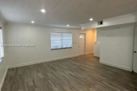 Снять в аренду таунхаус в Хомстед, Флорида 3 спальни, 108.42м2, № 1976277 - фото 5