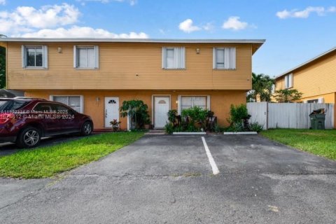 Снять в аренду таунхаус в Хомстед, Флорида 3 спальни, 108.42м2, № 1976277 - фото 3
