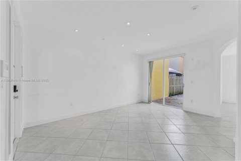 Townhouse in Miami, Florida 3 bedrooms, 160.54 sq.m. № 1921566 - photo 6