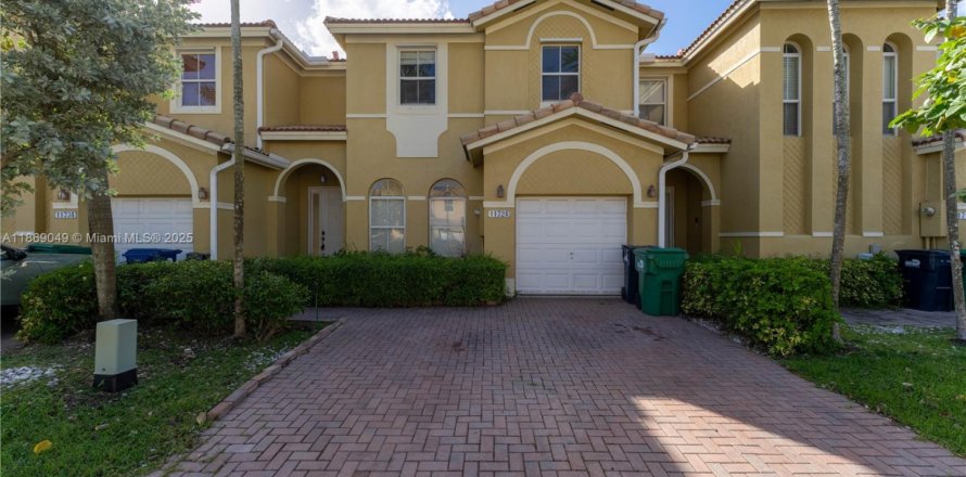 Townhouse in Miami, Florida 3 bedrooms, 160.54 sq.m. № 1921566