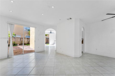Townhouse in Miami, Florida 3 bedrooms, 160.54 sq.m. № 1921566 - photo 4