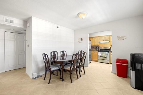 Condo in Gulfport, Florida, 2 bedrooms № 2206460 - photo 7