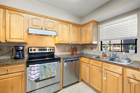 Condo in Gulfport, Florida, 2 bedrooms № 2206460 - photo 9