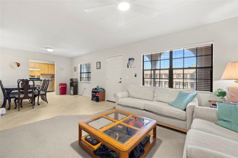 Condo in Gulfport, Florida, 2 bedrooms № 2206460 - photo 6