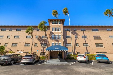 Condo in Gulfport, Florida, 2 bedrooms  № 2206460