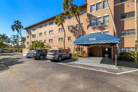 Condo in Gulfport, Florida, 2 bedrooms № 2206460 - photo 2