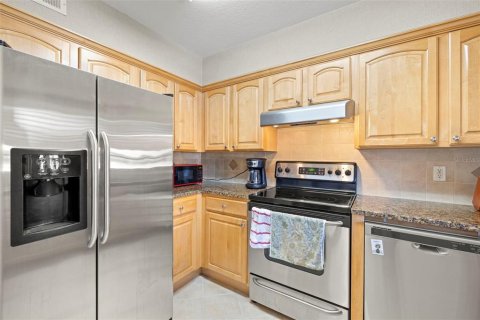 Condo in Gulfport, Florida, 2 bedrooms № 2206460 - photo 8