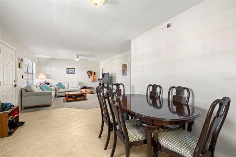 Condo in Gulfport, Florida, 2 bedrooms № 2206460 - photo 5