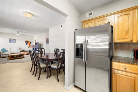 Condo in Gulfport, Florida, 2 bedrooms № 2206460 - photo 10