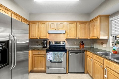 Condo in Gulfport, Florida, 2 bedrooms № 2206460 - photo 12