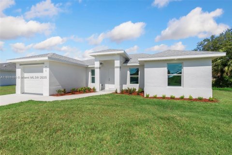 House in Lehigh Acres, Florida 3 bedrooms № 1895696 - photo 2