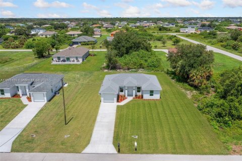 House in Lehigh Acres, Florida 3 bedrooms № 1895696 - photo 12