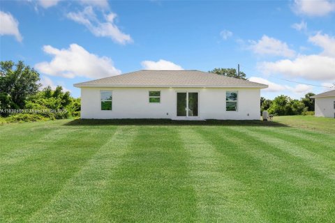 House in Lehigh Acres, Florida 3 bedrooms № 1895696 - photo 13