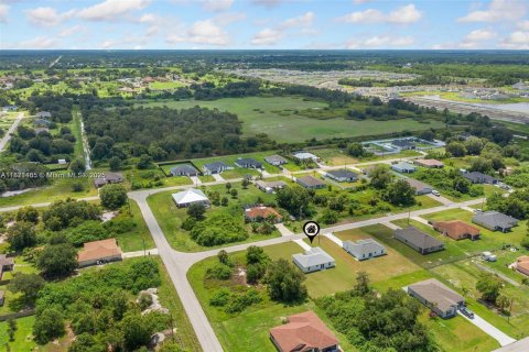 House in Lehigh Acres, Florida 3 bedrooms № 1895696 - photo 15