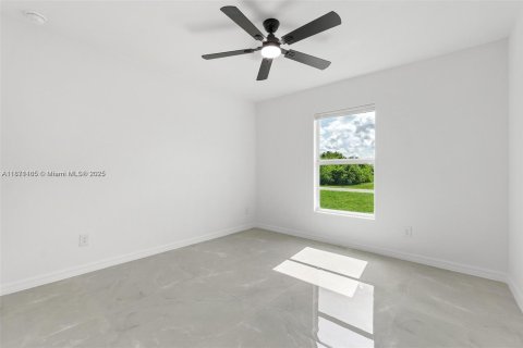 House in Lehigh Acres, Florida 3 bedrooms № 1895696 - photo 9