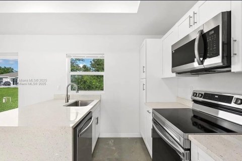 House in Lehigh Acres, Florida 3 bedrooms № 1895696 - photo 5
