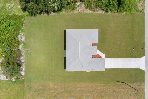 House in Lehigh Acres, Florida 3 bedrooms № 1895696 - photo 14