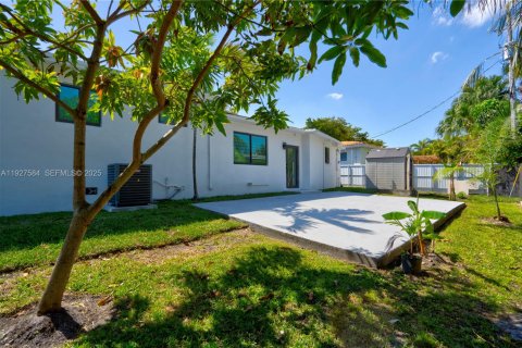 House in North Miami, Florida 3 bedrooms, 192.68 sq.m. № 1987243 - photo 1