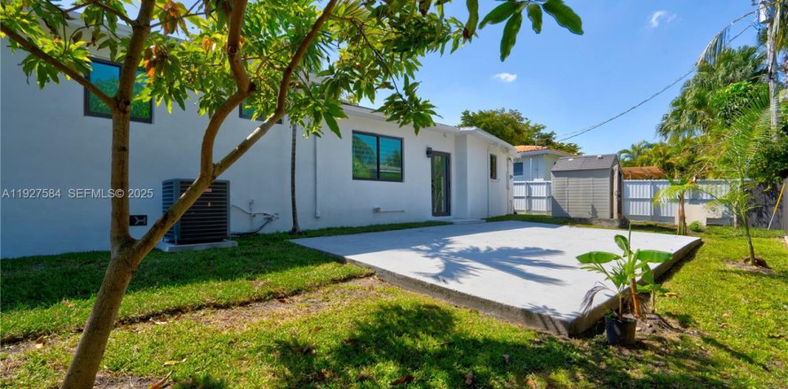 House in North Miami, Florida 3 bedrooms, 192.68 sq.m. № 1987243