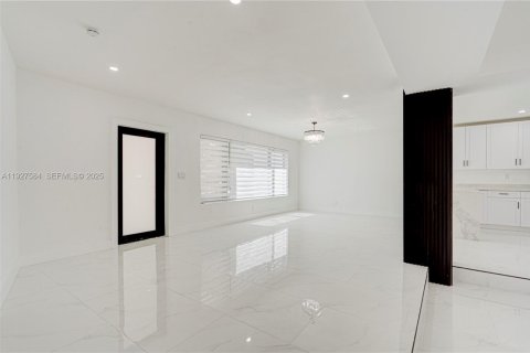 House in North Miami, Florida 3 bedrooms, 192.68 sq.m. № 1987243 - photo 14