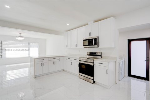 House in North Miami, Florida 3 bedrooms, 192.68 sq.m. № 1987243 - photo 10