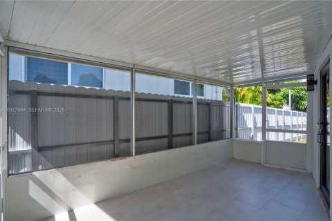 House in North Miami, Florida 3 bedrooms, 192.68 sq.m. № 1987243 - photo 24