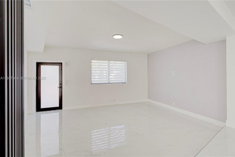 House in North Miami, Florida 3 bedrooms, 192.68 sq.m. № 1987243 - photo 5