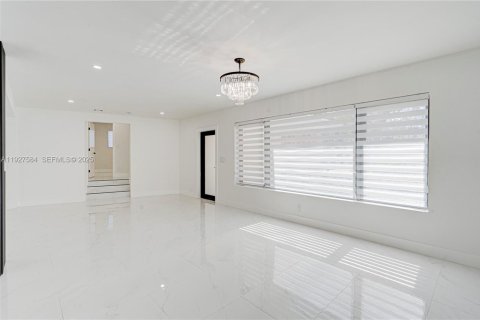 House in North Miami, Florida 3 bedrooms, 192.68 sq.m. № 1987243 - photo 4
