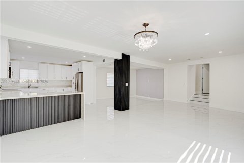 House in North Miami, Florida 3 bedrooms, 192.68 sq.m. № 1987243 - photo 3