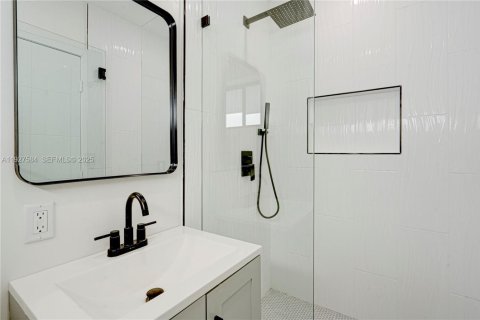 House in North Miami, Florida 3 bedrooms, 192.68 sq.m. № 1987243 - photo 19