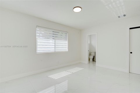 House in North Miami, Florida 3 bedrooms, 192.68 sq.m. № 1987243 - photo 17