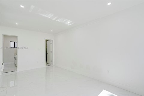 House in North Miami, Florida 3 bedrooms, 192.68 sq.m. № 1987243 - photo 25