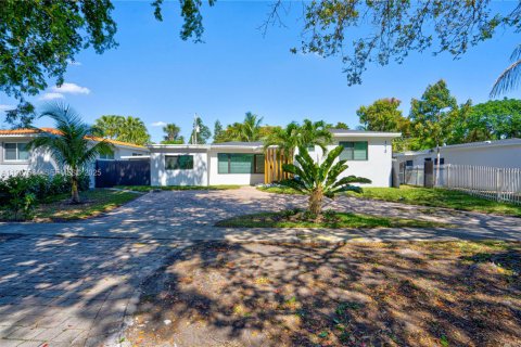 House in North Miami, Florida 3 bedrooms, 192.68 sq.m. № 1987243 - photo 2