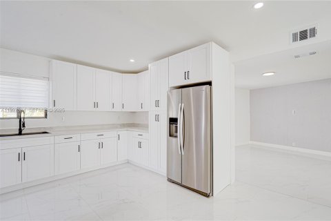 House in North Miami, Florida 3 bedrooms, 192.68 sq.m. № 1987243 - photo 9