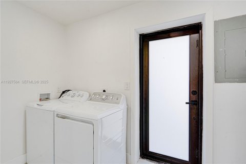 House in North Miami, Florida 3 bedrooms, 192.68 sq.m. № 1987243 - photo 11