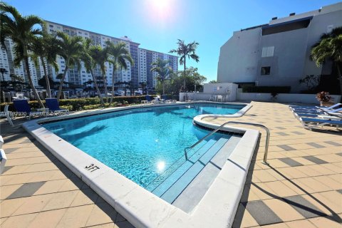 Adosado en venta en Sunny Isles Beach, Florida, 4 dormitorios, 225.29 m2 № 1995171 - foto 12