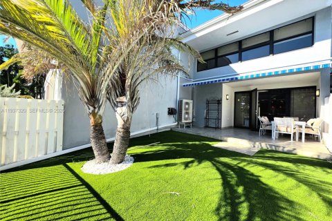 Adosado en venta en Sunny Isles Beach, Florida, 4 dormitorios, 225.29 m2 № 1995171 - foto 27