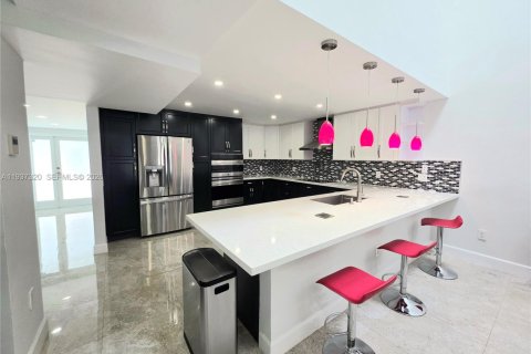 Adosado en venta en Sunny Isles Beach, Florida, 4 dormitorios, 225.29 m2 № 1995171 - foto 30