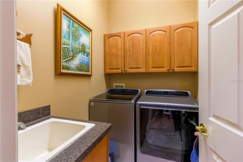 House in Windermere, Florida 4 bedrooms, 290.69 sq.m. № 1888458 - photo 24