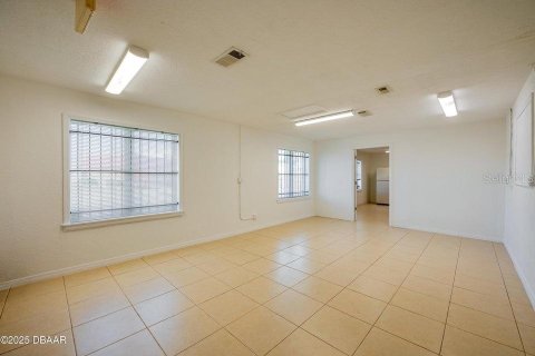 Снять в аренду коммерческую недвижимость в Дейтона-Бич, Флорида 212м2, № 1615774 - фото 2