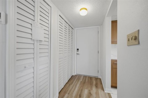 Condo in New Port Richey, Florida, 2 bedrooms № 2216706 - photo 6