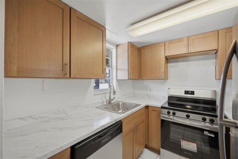 Condo in New Port Richey, Florida, 2 bedrooms № 2216706 - photo 3